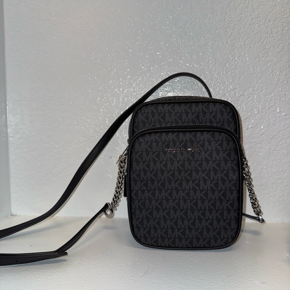 Jet Set Travel Medium Logo Crossbody Bag - Picture 1 of 2
